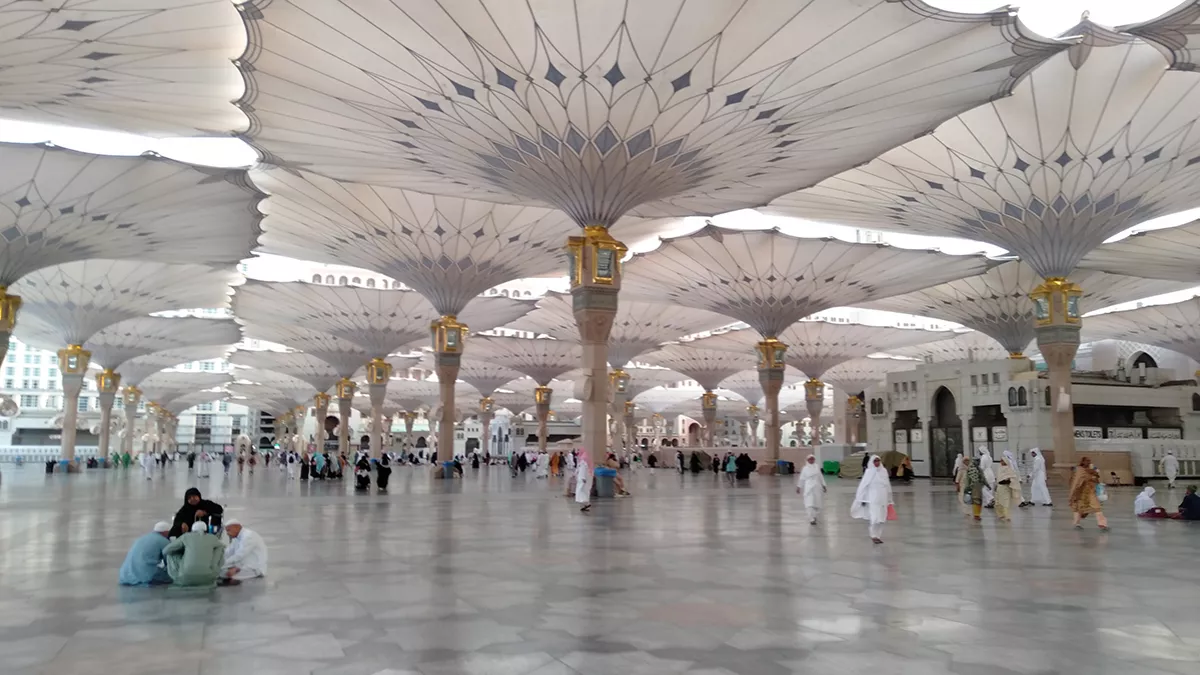 Smart devices to diffuse fragrant aromas have been installed on the sidewalks and pathways of Prophet’s Mosque