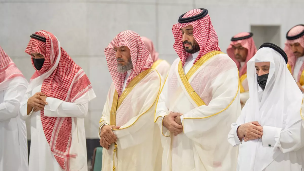 Crown Prince performed the funeral prayers for the late Prince Mamdouh bin Abdulaziz at the Grand Mosque