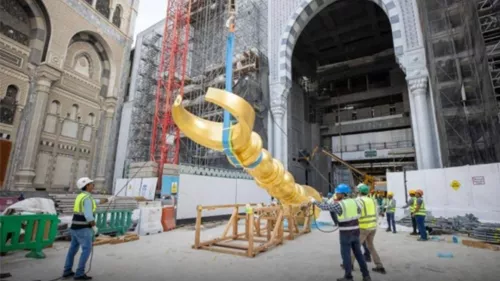 The last crescent of the Grand Mosque on the minaret of Al-Fatah Gate has been installed