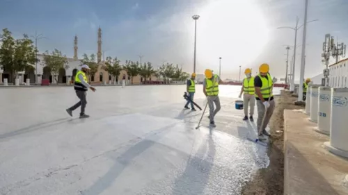 Roads General Authority has finished coating the asphalt around Namira Mosque to lower temperatures 