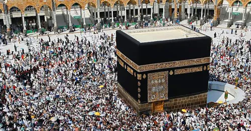 Umrah pilgrims are urged to devote fully to worship while performing tawaf